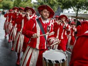 Das Winzerfest in Vevey, das nur alle rund zwanzig Jahre stattfindet, bricht bereits zur Halbzeit alle Besucherrekorde. Im Bild eine Tambour-Gruppe aus Basel, die am letzten Sonntag am Cortège in Vevey teilgenommen hat. (Bild: KEYSTONE/VALENTIN FLAURAUD)