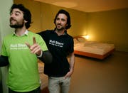 Frank und Patrik Riklin bei der Eröffnung des zweiten Null-Stern-Hotels in Teufen. (Bild: Reto Martin)