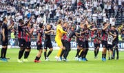 Die Spieler von Eintracht Frankfurt feiern den Einzug in die 3. Quali-Runde der Europa League. (Bild: Keystone)