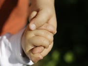 Kinder, die Kinder kriegen, werden in Europa immer seltener. In der EU lag 2017 die Rate an Teenie-Müttern bei 3,7 Prozent. Die Schweiz liegt mit 0,8 Prozent weit darunter. (Bild: Keystone/AP/THOMAS KIENZLE)