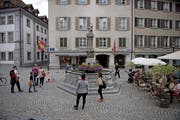 Wurde kürzlich neu gepflästert: Der Philipp-Anton-von-Segesser-Platz mit dem Krienbrüggli-Brunnen. (Bilder Corinne Glanzmann, Luzern, 2. August 2019)