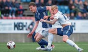 FCL-Mittelfeldspieler Marvin Schulz (links) ist Deni Pavlovic von Klaksvik einen Schritt voraus. Bild: Martin Meienberger/Freshfocus (Toftir, 1. August 2019)