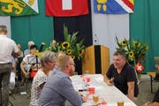 Die Bevölkerung im Austausch mit Ruedi Josuran. (Bild: Manuela Olgiati)