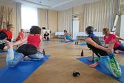 Manche trinken eine Flasche Bier während der einstündigen Yoga-Lektion, andere trinken drei Flaschen. (Bild: Sandro Büchler)