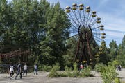 Spuren der Vergangenheit: Das rostige Riesenrad in der Geisterstadt Prypjat unweit des Unglückreaktors von Tschernobyl ist ein beliebtes Fotosujet für Touristen. (Bild: Brendan Hoffman/Getty, 2. Juli 2019)