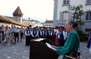 Angela Rosengart bei der Einweihung des neuen Rosengart-Platzes vor der Kapellbrücke (Bild Dorothea Müller, 19. Juni 2002)