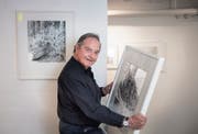Urs Hochuli beim Aufhängen seiner Zeichnungen. Bild: Ralph Ribi (31. Juli 2019)