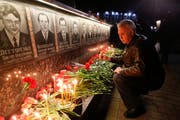 Jedes Jahr am 26. April gedenken die Bewohner von Slawutitsch, einem Städtchen 45 Kilometer entfernt von Tschernobyl wo heute die meisten damaligen Arbeiter leben, den Opfern der Atomkatastrophe. (Bild: Efrem Lukatsky/AP)