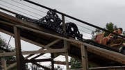 Bei Wodan im Europapark ist aktuell die Kette gerissen und steht gerade still. (Bild: Twitter/Stephan Ernesto Fröhle)