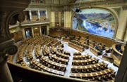 Der Nationalratssaal in Bern: Von 200 Sitzen sind 12 für den Kanton St.Gallen reserviert. (Bild: Keystone)
