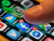 Facebook-Nutzer können neu Daten, die der US-Konzern von anderen Websites und Apps bekommt, von ihrem Profil entwirren. Die Daten an sich bleiben jedoch für Facebook erhalten. (Bild: KEYSTONE/AP/JENNY KANE)