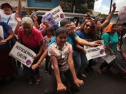 Frauen und Mädchen feiern den Freispruch von Evelyn Hernandez. Die junge Frau war nach einer mutmasslichen Totgeburt in El Salvador des Mordes angeklagt worden. (Foto: Salvador Melendez/AP Keystone) (Bild: KEYSTONE/AP/SALVADOR MELENDEZ)