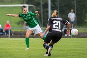 St.Gallen-Staads Valeria Iseli (links) und Kaela Lee Dickerman von Lugano haben den Ball im Blick. (Bild: Michel Canonica)