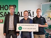 Der SFV beschenkt FCO: Christophe Moulin (links) und Marc Hottiger (rechts) überreichen FCO-Leiter Christian Maier die Plakette. Bild: Hanspeter Schiess