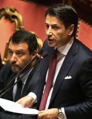 Giuseppe Conte (rechts) bei seiner Erklärung – links von ihm der umstrittene Innenminister Matteo Salvini. (Bild: Keystone)