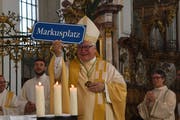 Ein sichtlich gerührter Bischof Markus Büchel mit seinem nachträglichen Geburtstagsgeschenk am Sonntag in der Kathedrale. (Bild: PD)