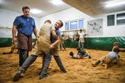 Eidgenosse Beni Notz beim Nachwuchstraining im Schwingkeller in Emmishofen. (Bild: Reto Martin)