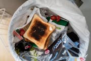 Geringe Wertschätzung von Lebensmitteln: Pro Jahr landet in Schweizer Privathaushalten eine Million Tonne Lebensmittel im Abfall. Bild: Gaetan Bally/Keystone