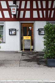 Wenige Monate nach der Neueröffnung des «Landhauses» weist ein Schild vor dem Eingang potenzielle Gäste ab. (Bild: Roman Scherrer)