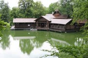 Die Frauenbadi am Chrüzweier im Regen. Am Wochenende dürfte hier wieder mehr los sein. (Bild: Reto Voneschen)