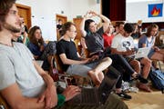 Das Herz-Zeichen («Wow, das spricht mir aus dem Herzen») an der Plenarversammlung des 4. nationalen Klima-Gipfels in Bern. (Bild: Annette Boutellier)