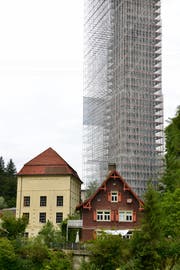 Leserbild. Klaus Stadler fotografierte passend zum heutigen internationalen Tag der Fotografie die eingerüstete Stütze des Sitterviadukts der Südostbahn im Kubel aus einer ungewöhnlichen Perspektive.