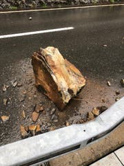 Der Brocken, der auf die Lopperstrasse gefallen ist. (Bild: Strasseninspektorat Nidwalden)