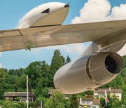 Bitte genau hinschauen: Die Drohne fliegt unter dem Flugzeugflügel durch. Bild: PD/Tobias Lackner (Luzern)