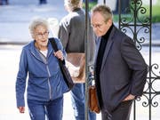 Die Basler Menschenrechtsaktivistin Anni Lanz wird von ihrem Anwalt Guido Ehrler zur Gerichtsverhandlung am Walliser Kantonsgericht begleitet. (Bild: KEYSTONE/VALENTIN FLAURAUD)