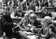 Bundesrats-Kandidatin Lilian Uchtenhagen (Mitte) und SP-Präsident Helmut Hubacher (rechts) geben bei der Bundesratswahl vom 7. Dezember 1983 ihre Stimmen ab. (Bild: Keystone)