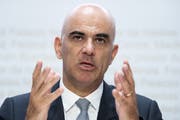 Bundesrat Alain Berset will mehrere hundert Millionen Franken pro Jahr sparen. (Bild: Peter Schneider / Keystone, Bern, 21. August 2019)
