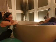 Fünf Minuten nach der Geburt: Dani Bohrer macht das erste Foto von Baby Timea mit Mama Carole. Martina Dolder (links) hat als Doula die Geburt begleitet.