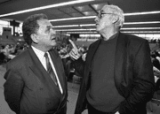 Bundesrat Otto Stich (links) und SP-Präsident Helmut Hubacher 1988. (Bild: Keystone)
