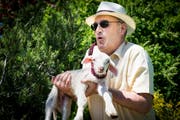 Landwirtschaftsminister Guy Parmelin hält bei einem Besuch auf einem Bauernhof im waadtländischen Puidoux ein Lämmchen (Bild: Keystone (2. Juni 2019)).