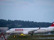 Ein Flugzeug des Typs Airbus A220-300 von Swiss. (Bild: KEYSTONE/GAETAN BALLY)