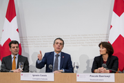 EU-Chefunterhändler Roberto Balzaretti (links), Aussenminister Ignazio Cassis und Staatssekretärin Pascale Baeriswyl an der Medienkonferenz vom 31. Januar 2018. (Bild Keystone)