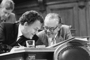 Einen kurzen Moment lang waren sie Konkurrenten im Kampf um den Bundesratssitz von Willi Ritschard: Bundesrat Otto Stich (links) und Bundeskanzler Walter Buser, 1988 im Ständerat. (Bild: Keystone)