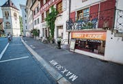 Beamte der Kantonspolizei St.Gallen haben vor einer Woche die Dart-Lounge durchsucht. (Bild: Reto Martin)
