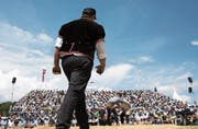 Kampfrichter am Schwingfest: immer wieder knifflige Aufgaben. (Bild: Peter Klaunzer/Keystone (Weissenstein, 20. Juli 2019)