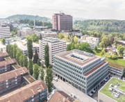 Das neue Schulhaus von Xund an der Spitalstrasse im Vordergrund, dahinter das Hochhaus des Kantonsspital Luzern. (Bild: PD)