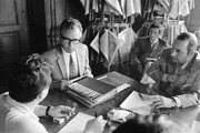 Walter Buser 1971 an einer Medienkonferenz, damals noch als Vizekanzler. (Bild: Keystone)