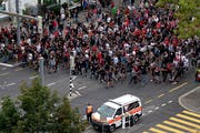 Fans von Roter Stern Belgard ziehen in Richtung Stade de Suisse. (Bild: Keystone)