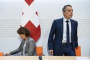 Haben das Heu nicht auf der gleichen Bühne: Staatssekretärin Pascale Baeriswyl und Aussenminister Ignazio Cassis. (Bild: Peter Schneider, Keystone)