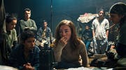 Die Monos mit ihrer amerikanischen Geisel (Julianne Nicholson). (Bild: trigon)