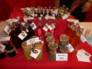 Der Koffermarkt fand bereits zwei Mal statt. Dabei gab es auch eingemachtes Gemüse, Sirup und Kräutersalz zu kaufen. (Bild: PD)