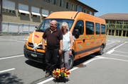 Josef und Mariann Mehri bei der Verabschiedung mit ihrem Schulbus. (Bild: PD)