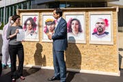 Roman Mazzotta, Schweizer Länderchef von Syngenta, stellt sich persönlich vor die aufgefahrenen, «vergifteten» Bilder, um den Stapel mit den Petitionsunterschriften entgegenzunehmen.Bild: Publiceye