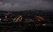 Der Rauch färbt den Himmel dunkel: São Paulo um 15 Uhr Ortszeit. (Bild: twitter/@ch1minssi)