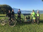 Die jungen Grünliberalen auf dem Weg nach Bern. In der Bildmitte Patrick Notter mit Veloanhänger und Solarmodul. (Bild: PD)