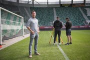 Die Torlinien-Technologie hält Einzug im Kybunpark, für mindestens drei Spiele. Pascal Wicki und die englischen «Hawk-Eye»-Experten, die im Stadion per Vermessungsgerät die Spezialkameras ausrichten. (Bild: Adriana Ortiz Cardozo)